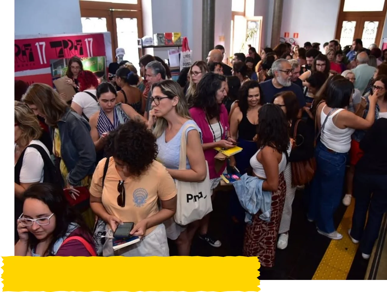 Leitores reunidos no saguão durante a Tarrafa Literária